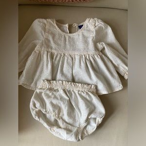 Old navy 6-12 month set. Worn once for pictures. Awesome for spring!